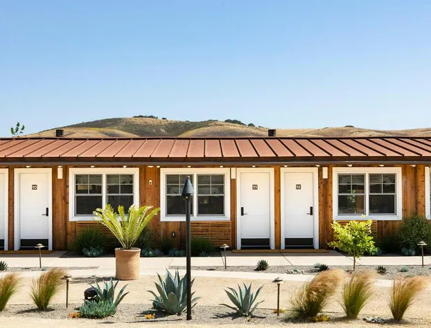 Skyview Hotel - 21 & Over Pool hotel detail image 4