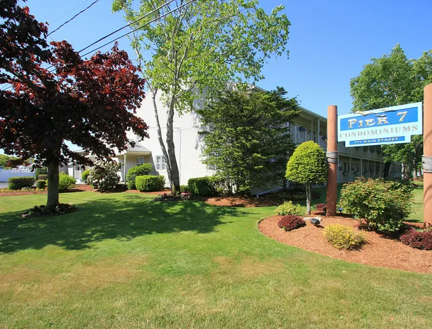 Pier 7 Condominiums hotel detail image 4