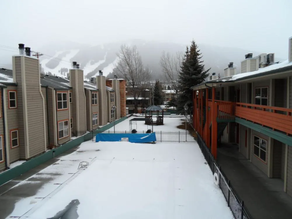 Jackson Hole Towncenter a VRI resort hotel hero