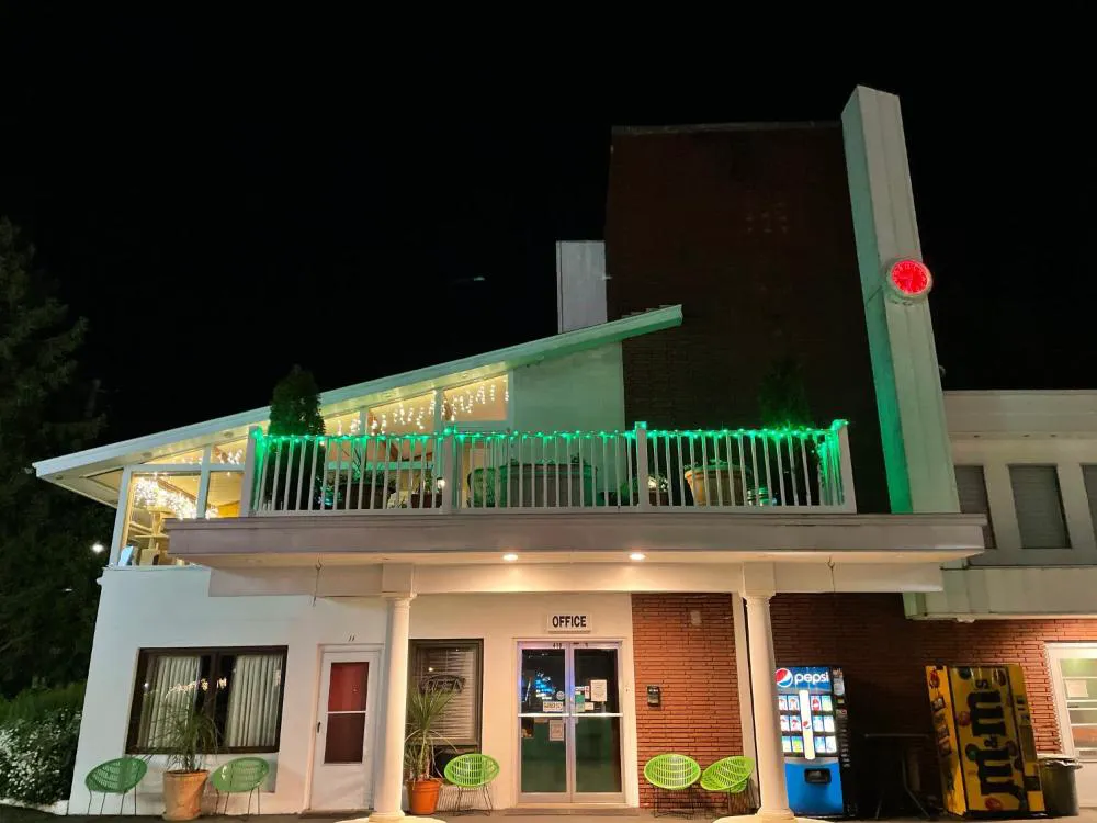 O'Sullivan's On The Lake Motel hotel hero