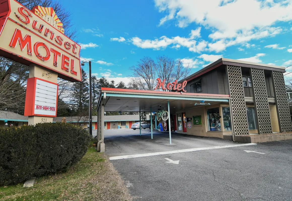 The Sunset Motel hotel hero