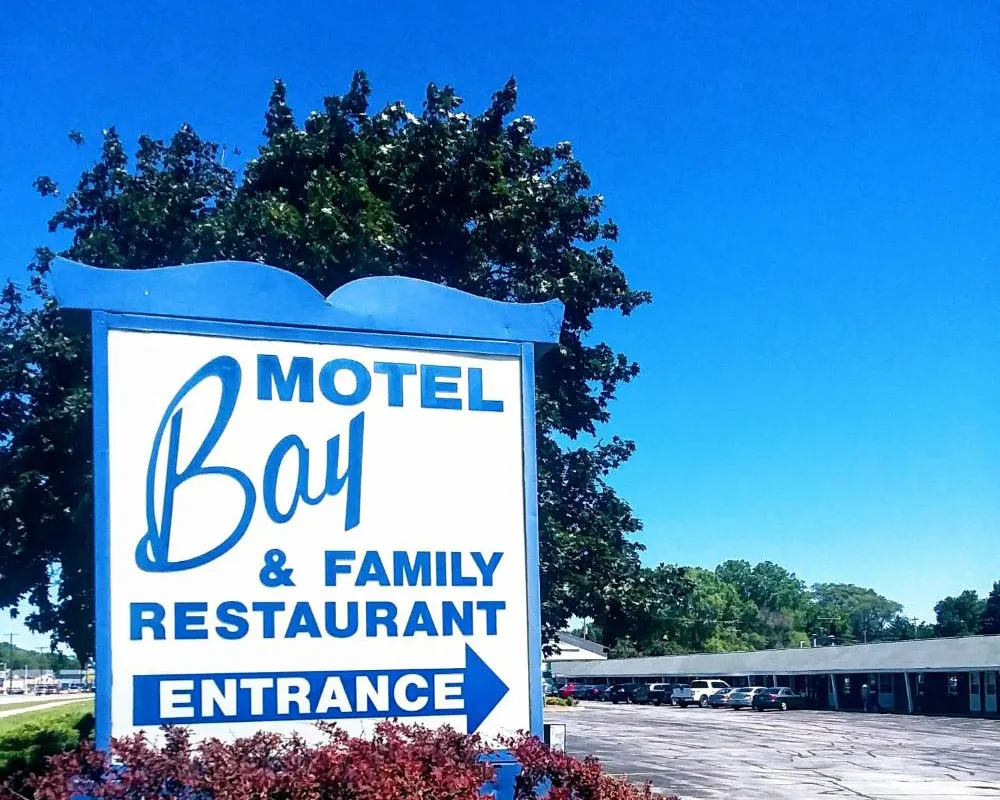 Bay Motel hotel hero