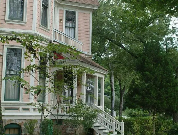 1884 Wildwood Bed and Breakfast Inn hotel detail image 2