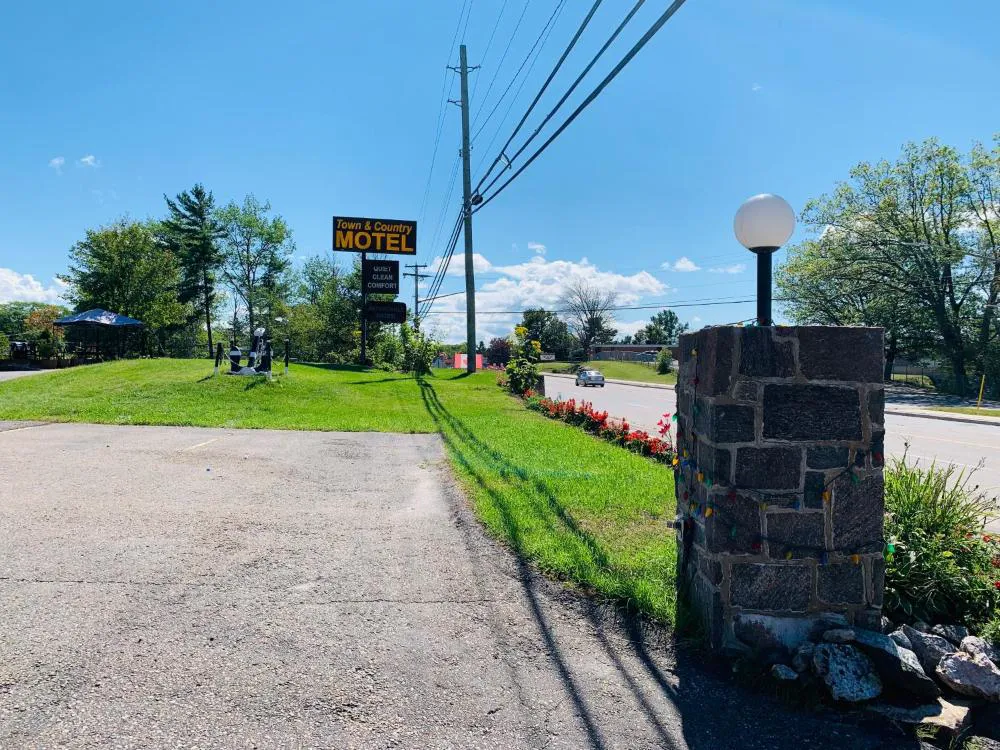 Town and Country Motel hotel hero