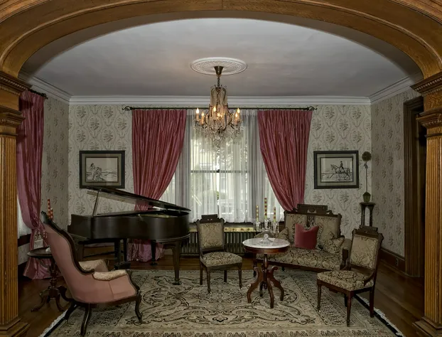 Circular Manor Bed and Breakfast hotel detail image 4