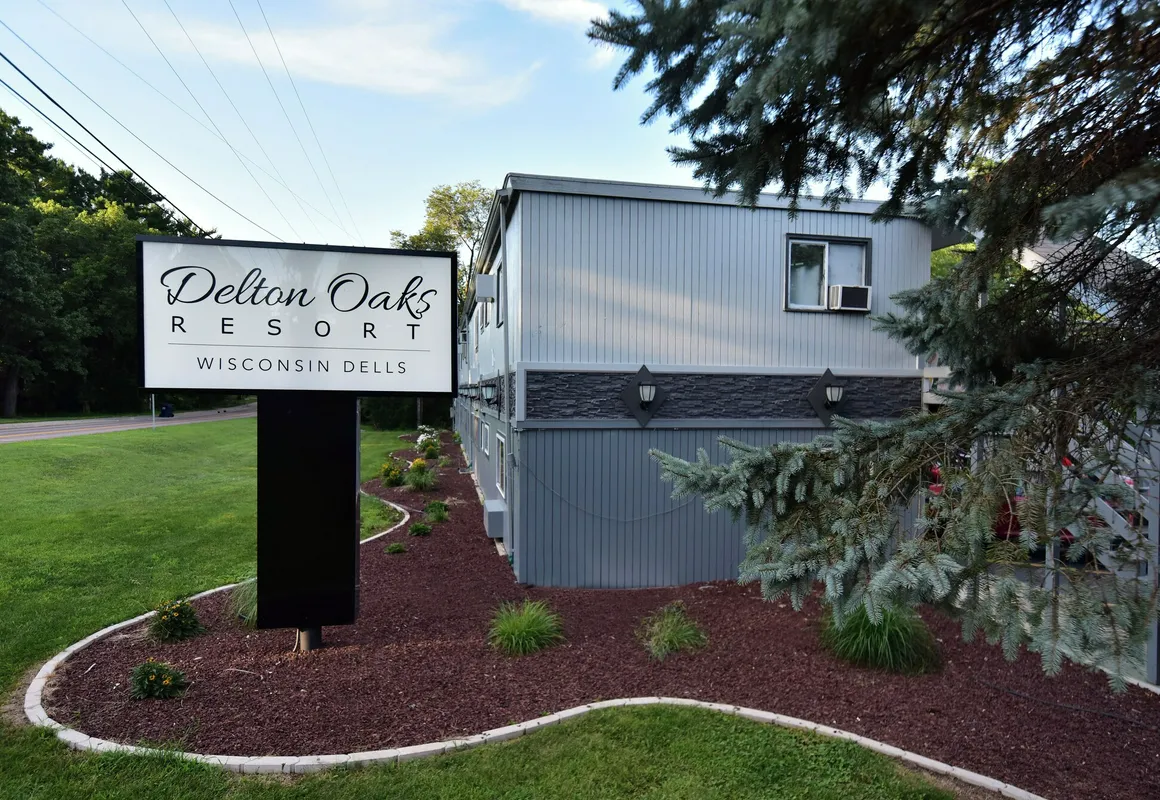 Delton Oaks Resort hotel hero