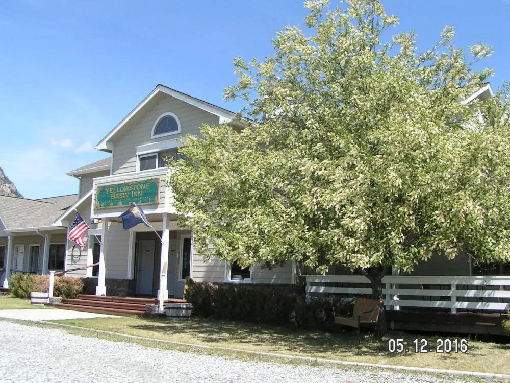 Yellowstone Basin Inn hotel hero
