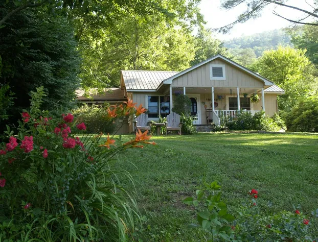 Henson Cove Place Bed and Breakfast w/Cabin hotel detail image 1