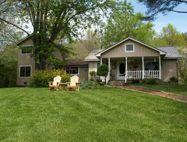 Henson Cove Place Bed and Breakfast w/Cabin hotel detail image 2