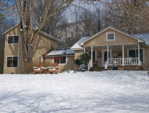 Henson Cove Place Bed and Breakfast w/Cabin hotel detail image 3