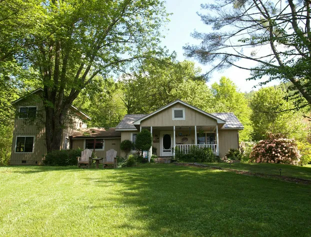 Henson Cove Place Bed and Breakfast w/Cabin hotel detail image 4