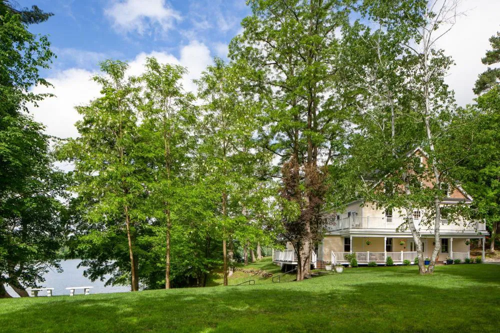 Lakehouse Inn hotel hero