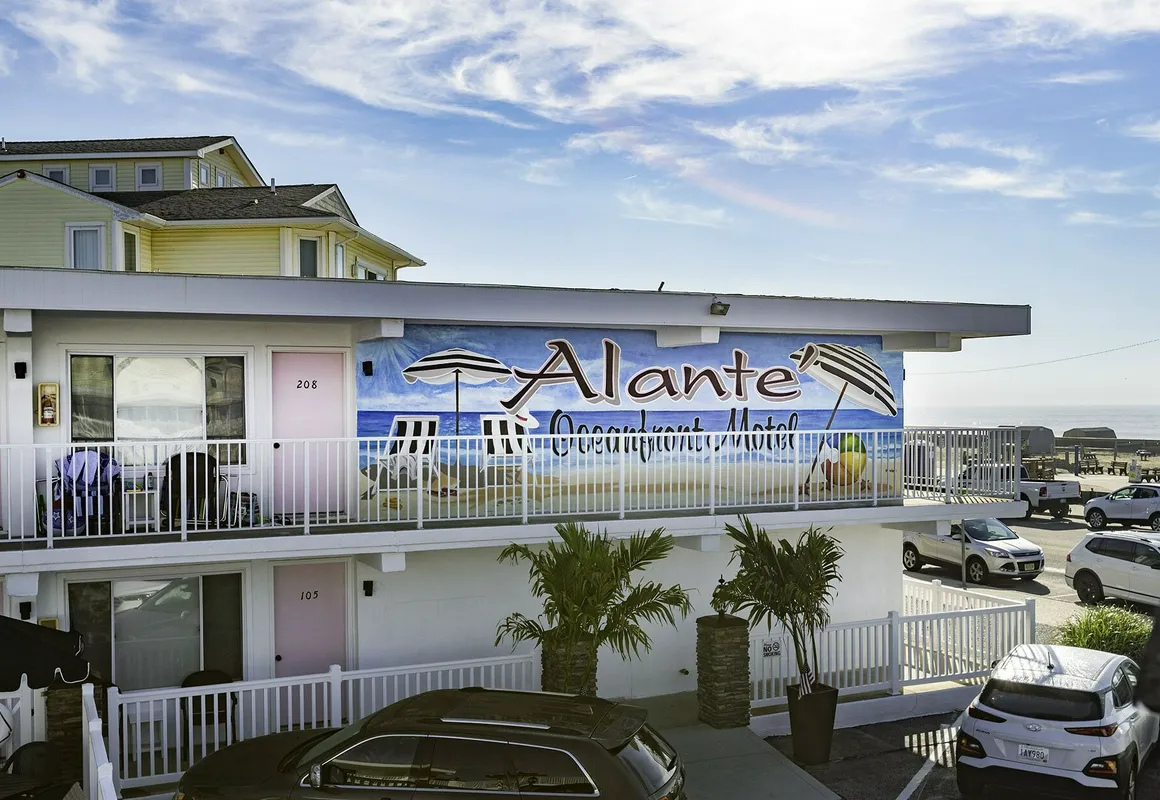 Alante Oceanfront Motor hotel hero