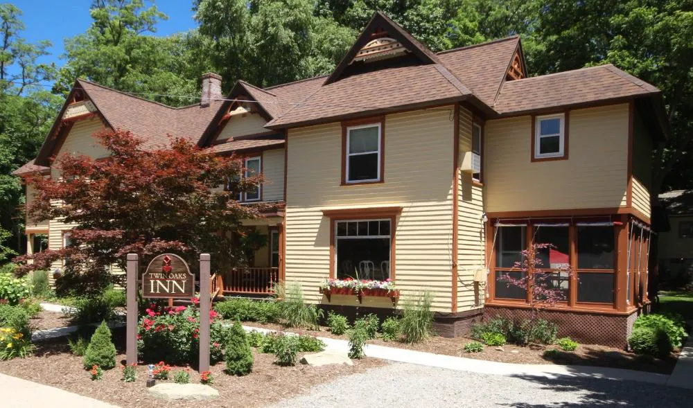 Twin Oaks Inn hotel hero