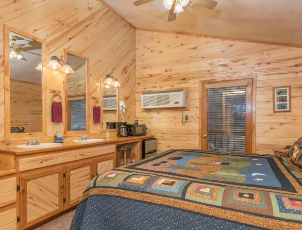 Upper Canyon Inn & Cabins hotel detail image 2