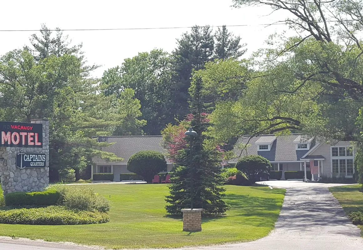 Captain's Quarters Motel hotel hero