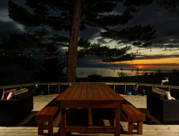 Looking Glass Beachfront Inn hotel detail image 1