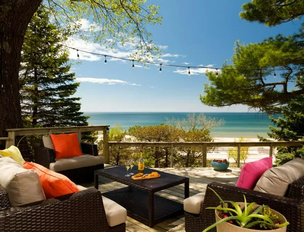 Looking Glass Beachfront Inn hotel detail image 4