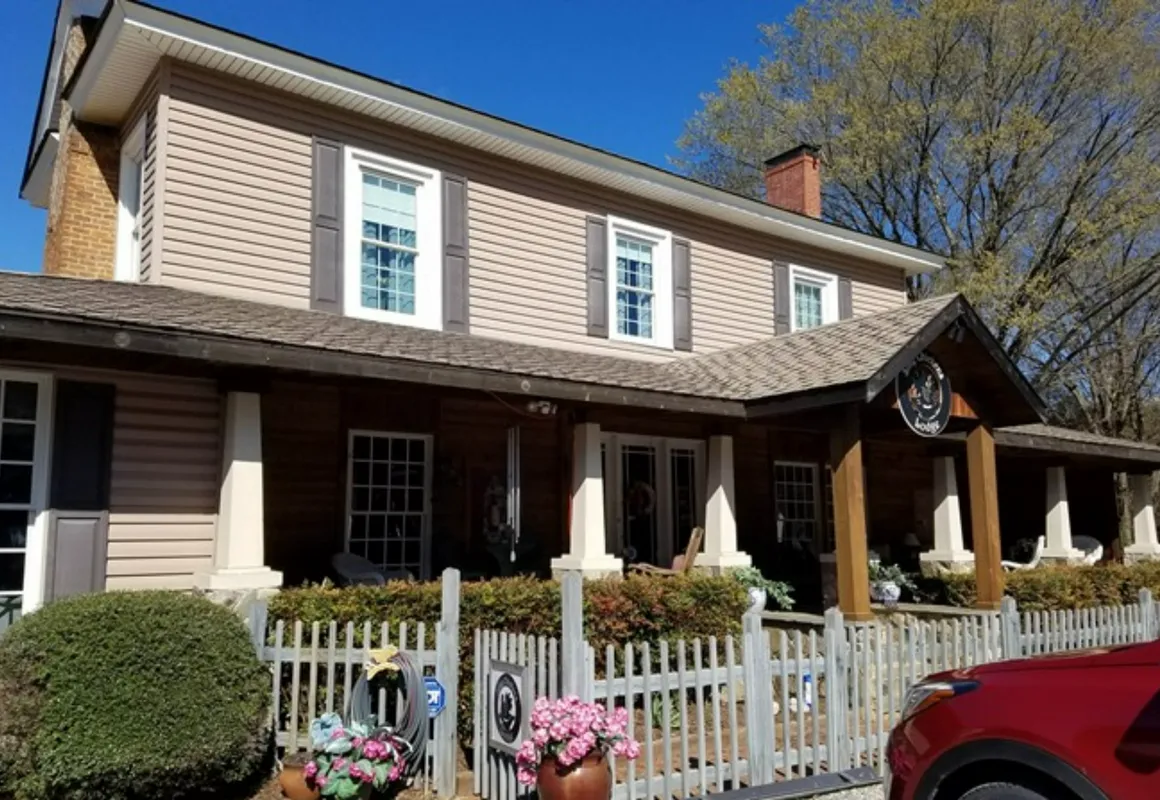 Silly Chickens Lodge B&B hotel hero