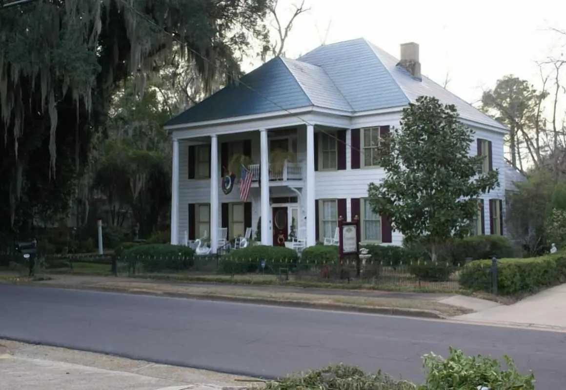 Commodore Bed and Breakfast hotel hero