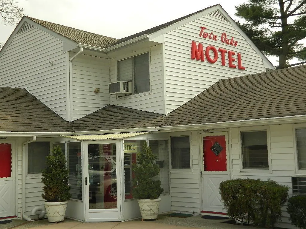 Twin Oaks Motel hotel hero