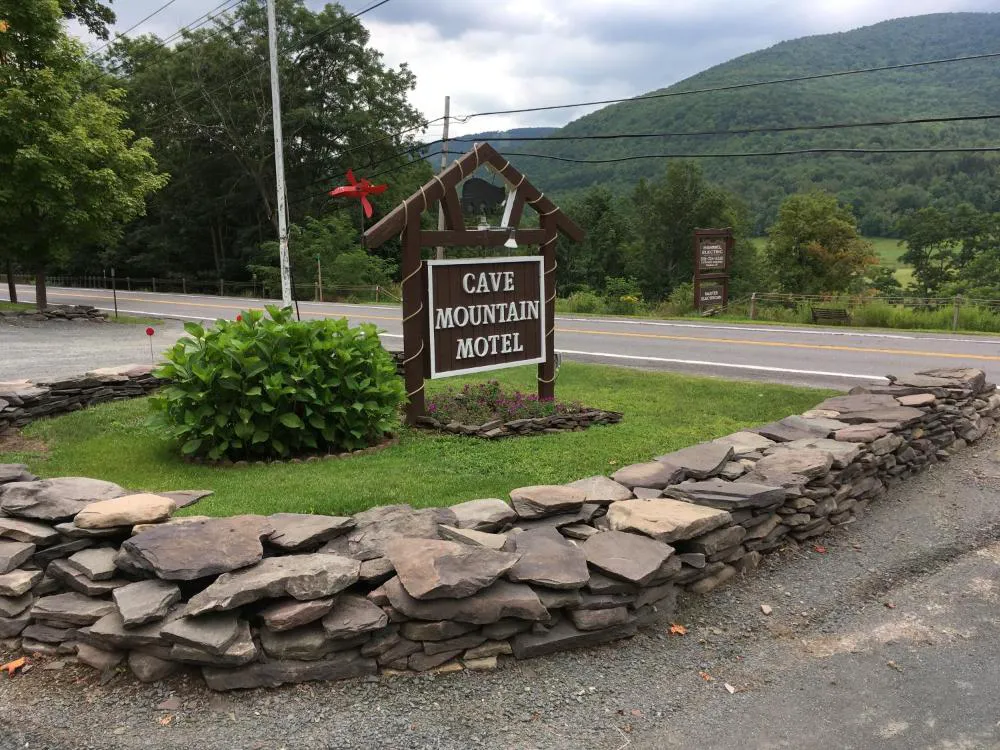 Cave Mountain Motel hotel hero