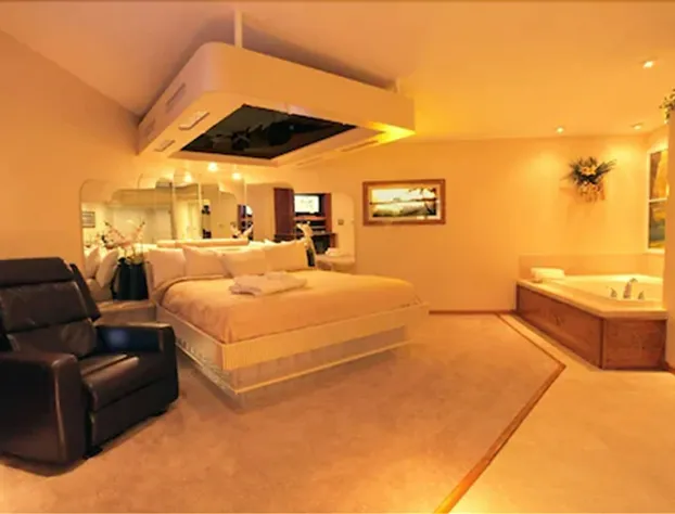 Sybaris Pool Suites Indianapolis hotel detail image 2