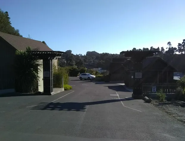 Noyo Harbor Inn Restaurant and Tavern hotel detail image 2