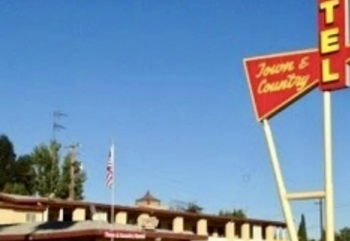 Town & Country Motel hotel hero