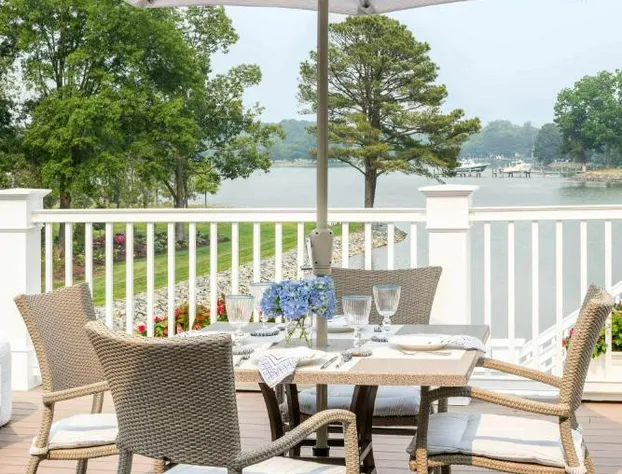 The Oaks Waterfront hotel detail image 3