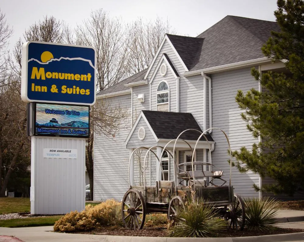 Monument Inn & Suites hotel hero