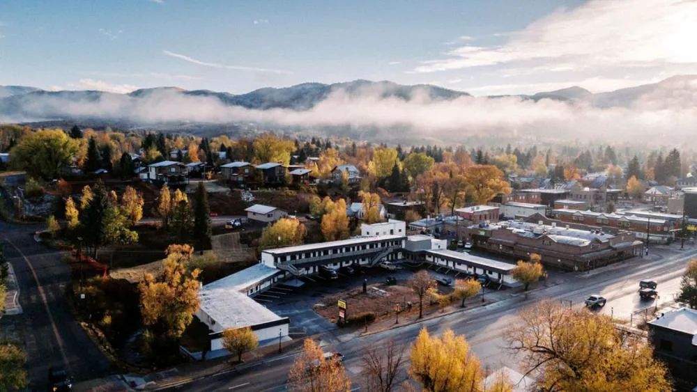 Western Lodge hotel hero