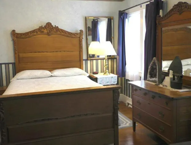 Old Iron Inn Bed and Breakfast hotel detail image 3