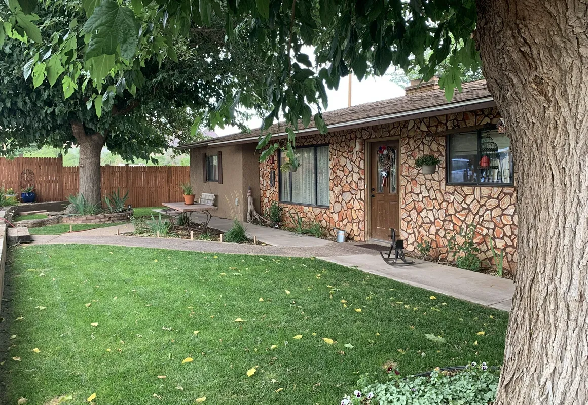 Zions Backyard Bed and Breakfast hotel hero