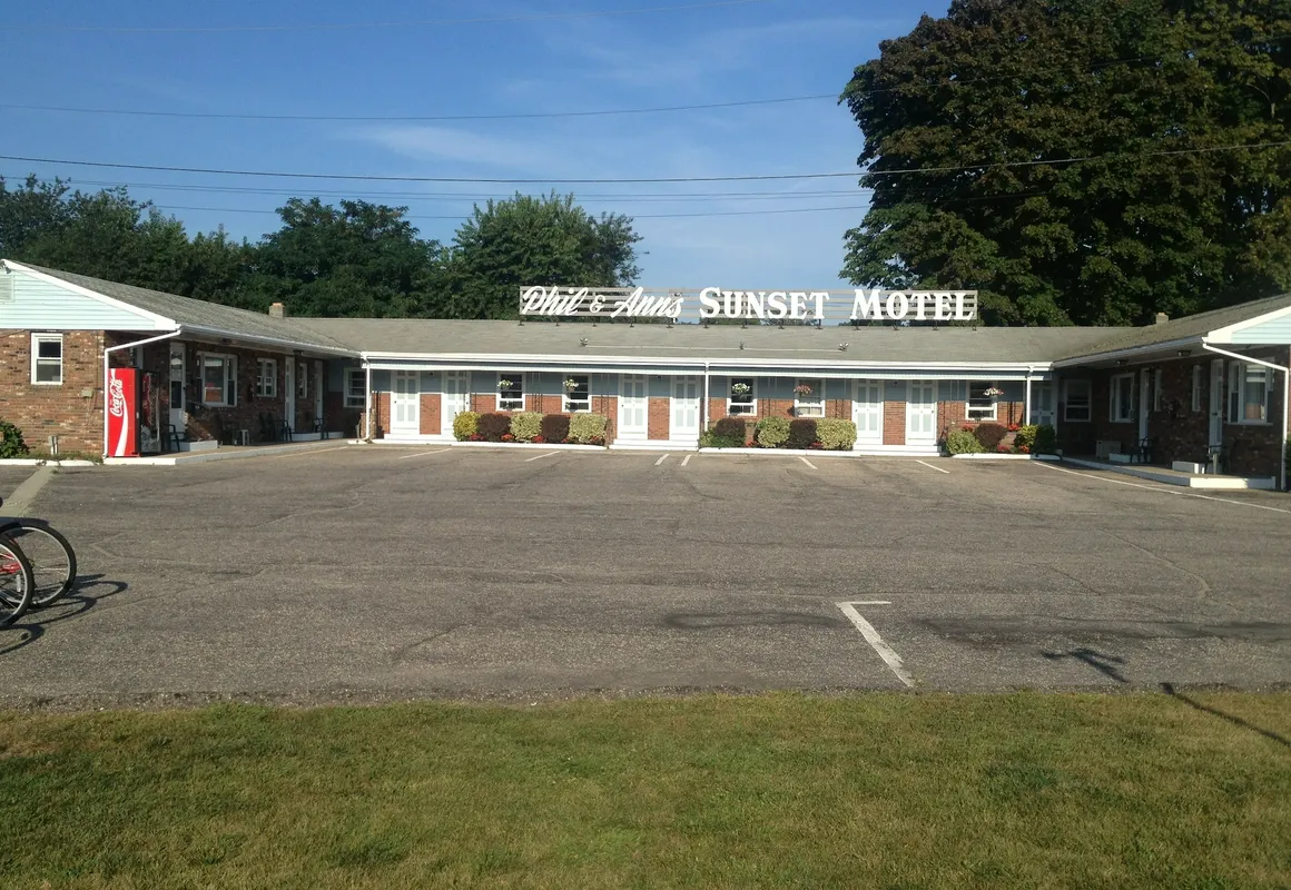 Phil & Anns Sunset Motel hotel hero