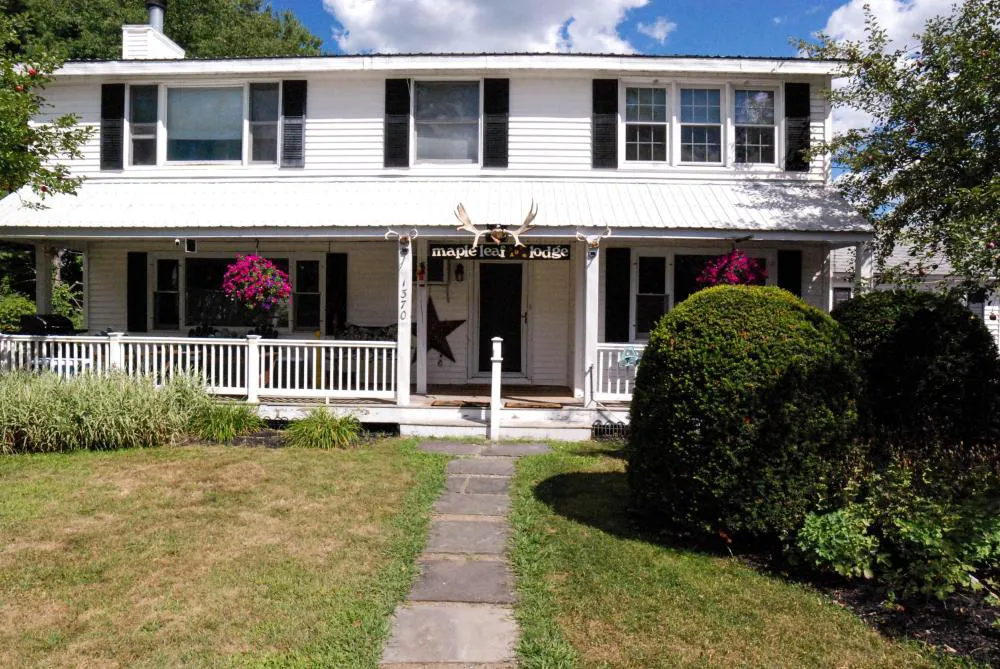 Maple Leaf Motel hotel hero