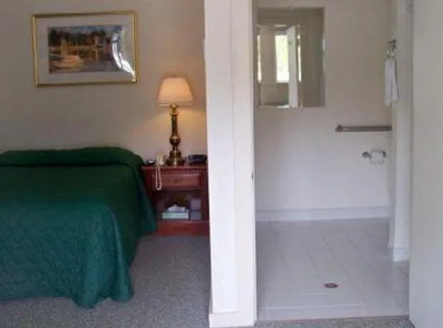 Mount Whittier Motel hotel detail image 4