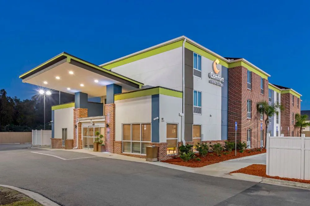 Comfort Inn & Suites hotel hero