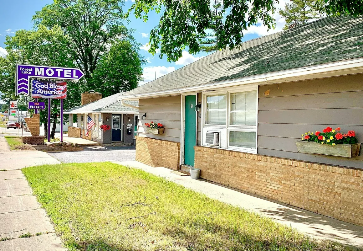 Forest Lake Motel hotel hero