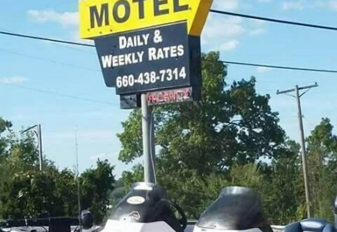 Headwaters Motel hotel hero