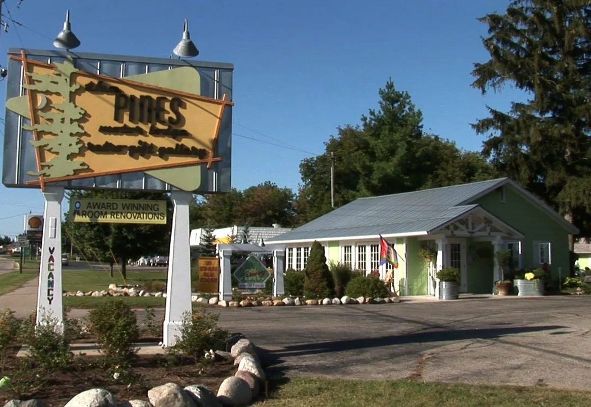 The Pines Motorlodge hotel hero