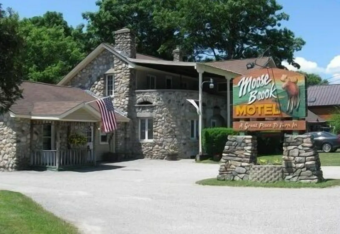 Moose Brook Motel hotel hero