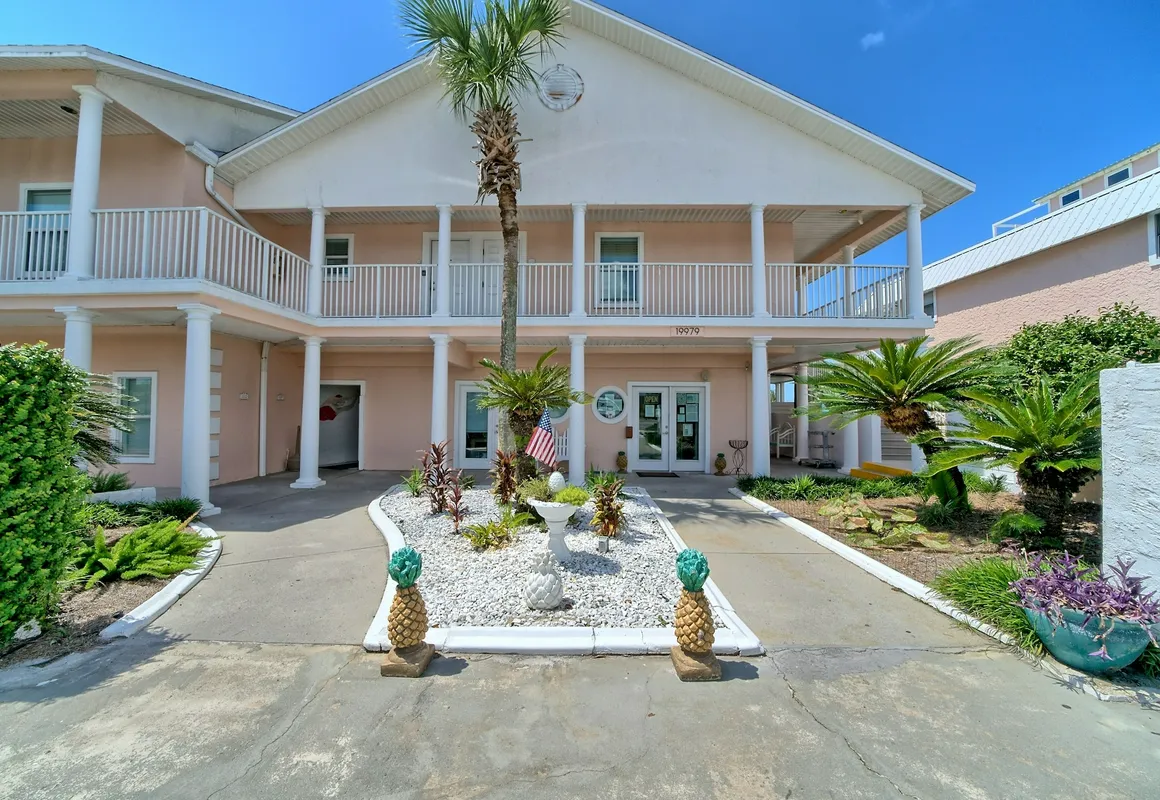 Pineapple Villas hotel hero