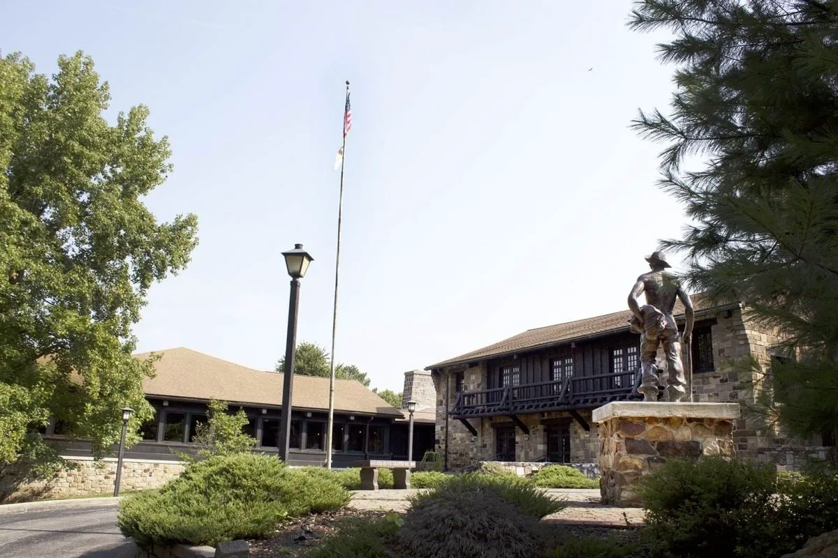 Giant City Lodge hotel hero