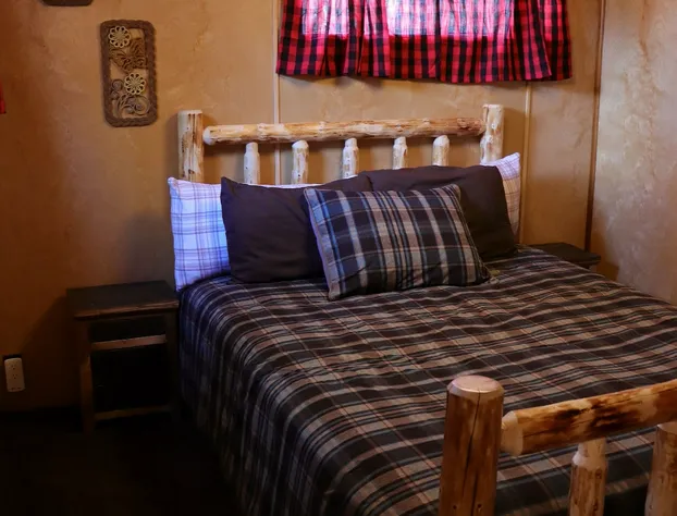 Hicksville Pines Chalets & Motel hotel detail image 4