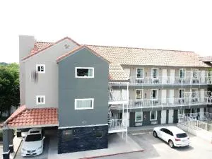 Village Motor Inn hotel hero