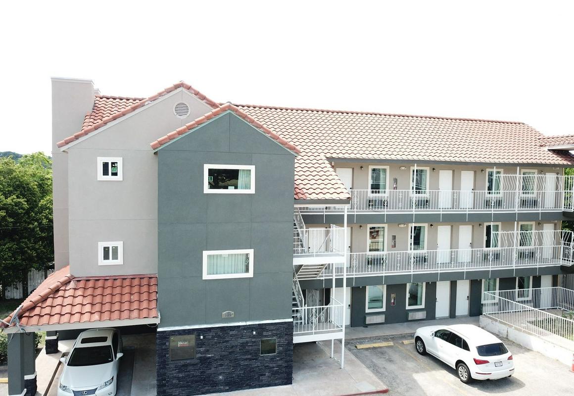 Village Motor Inn hotel hero