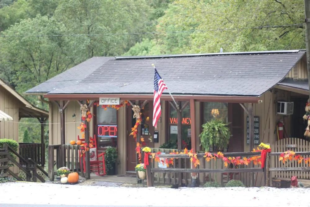 Evening Shade River Lodge and Cabins hotel hero