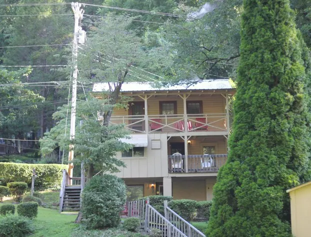 Evening Shade River Lodge and Cabins hotel detail image 1