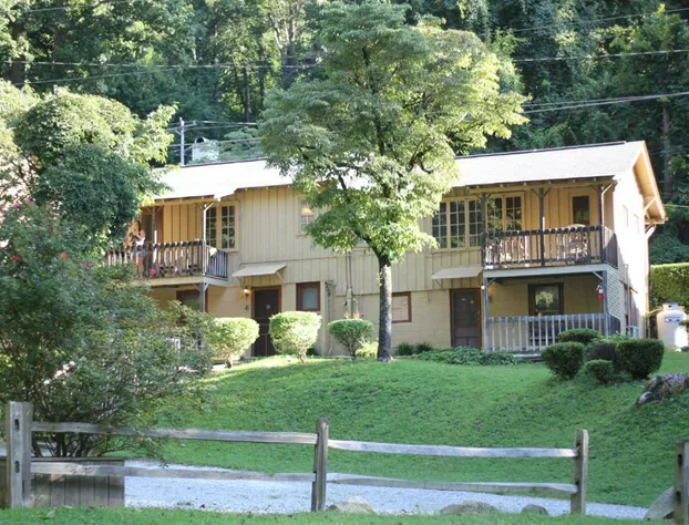 Evening Shade River Lodge and Cabins hotel detail image 2